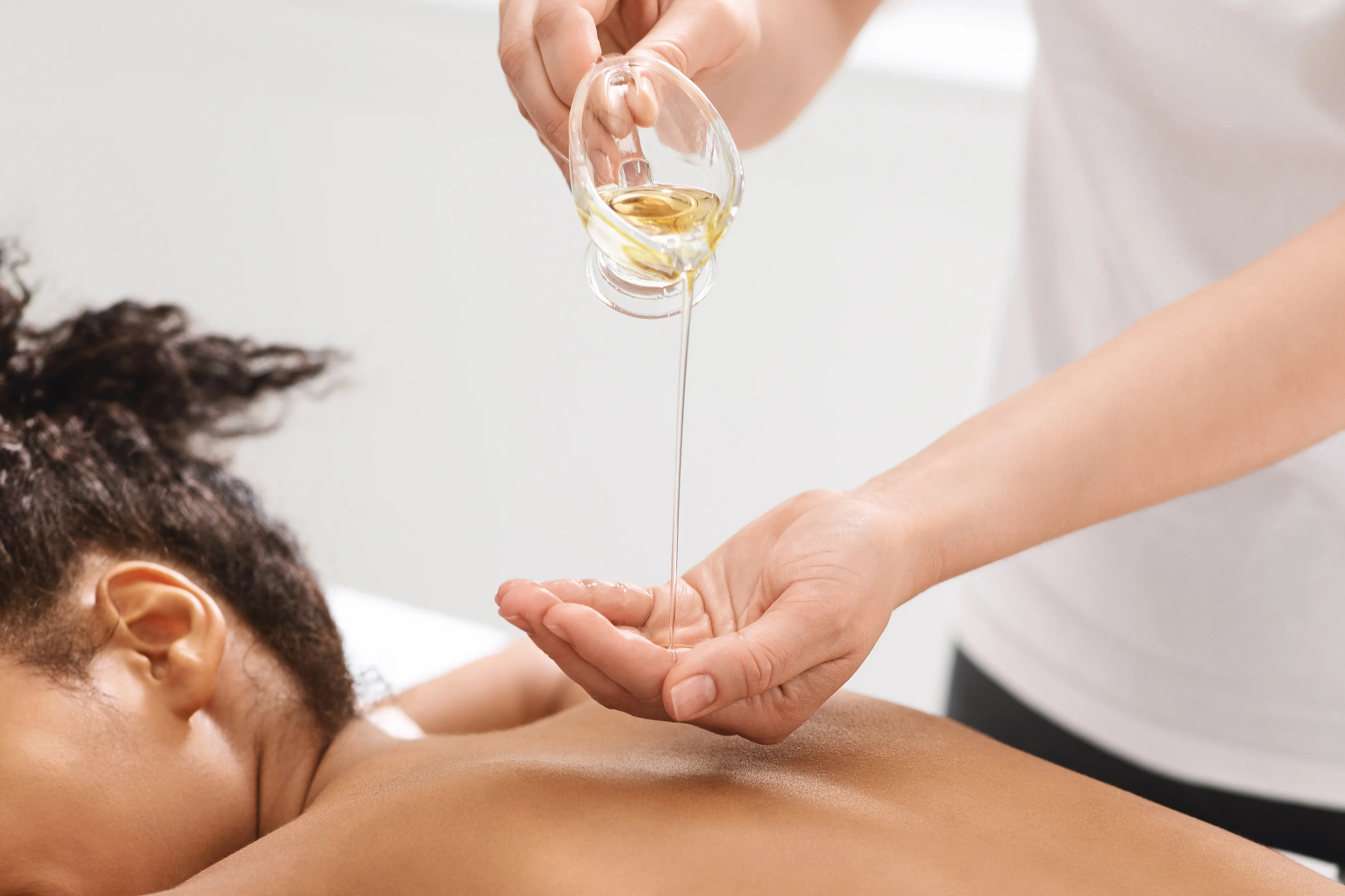 Warm herbal decoction poured in a rhythmic stream over the body to relieve pain, reduce inflammation, detoxify, and support body healing, particularly helpful for joint pain, arthritis, and muscle stiffness.